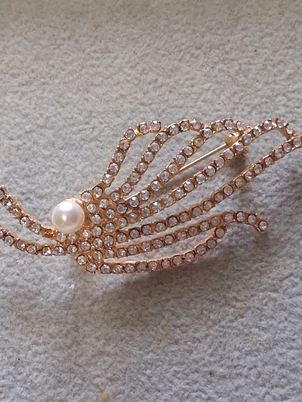 Elegant Gold-Tone Pearl and Crystal Wave Brooch - Women Jewelry